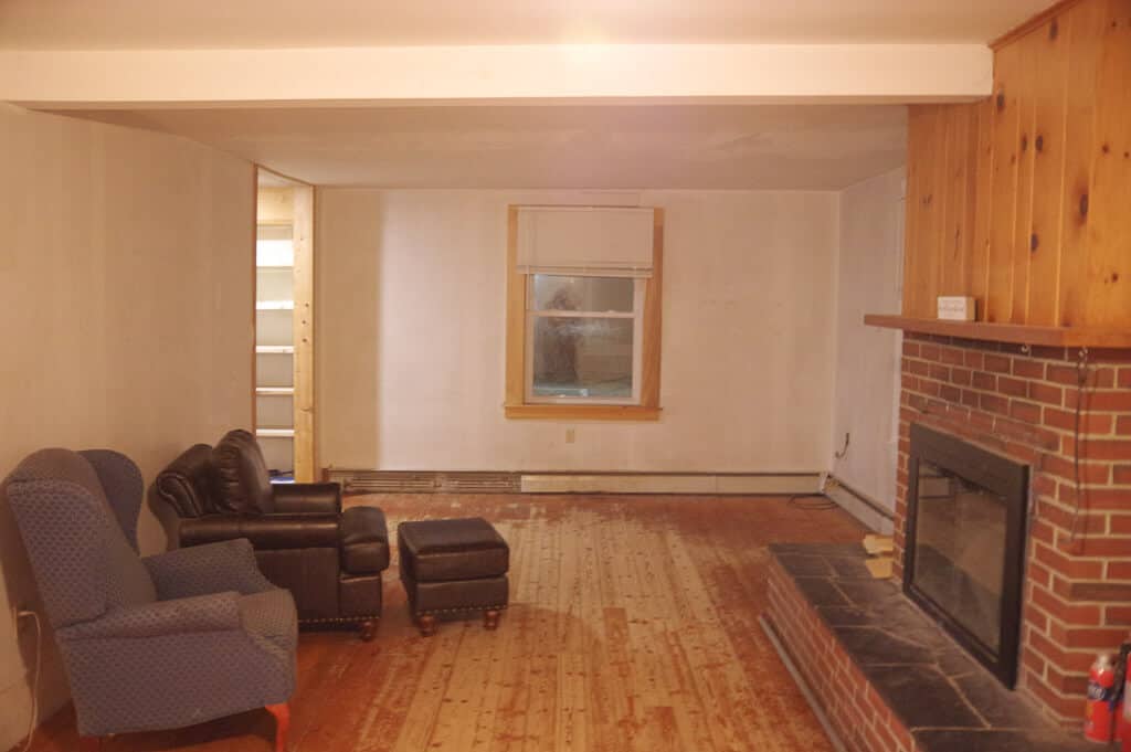 Room with window, fireplace and two armchairs
