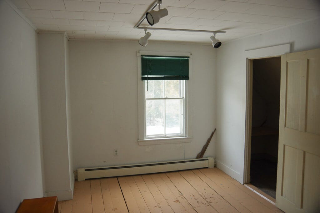 Room with white walls and window